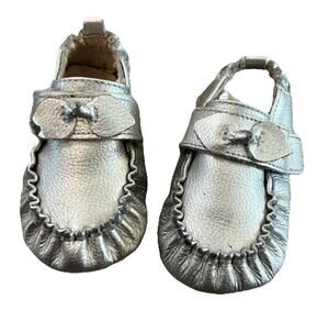 Robeez Baby Silver Leather Moccasins Size 4 Infant 9–12 Months Soft Sole Bow